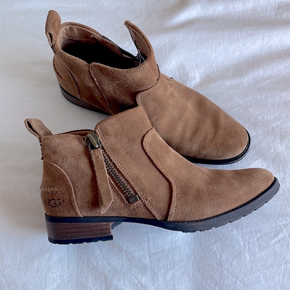 UGG Aureo boots. Chestnut suede booties. Leather upper. UGG BOOT.
